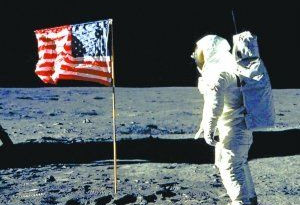 斯诺登称俄首先探索月球 美国登月为造假