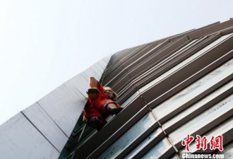 “蜘蛛侠”徒手攀爬268米长沙最高楼