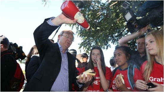 澳总理陆克文被女中学生当面求婚
