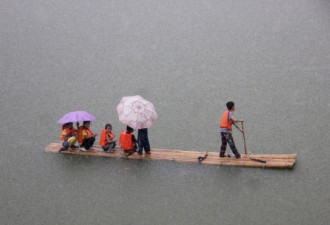 广西30余小学生撑竹筏上学 看者心寒