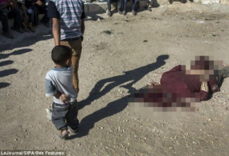 叙利亚一政府军在儿童面前被斩首（慎入）