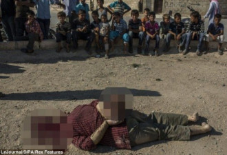 叙利亚一政府军在儿童面前被斩首（慎入）