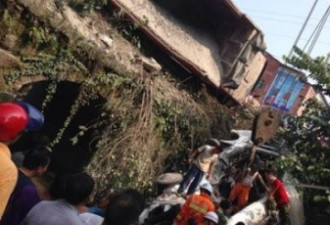 客车被撞翻桥下 20名多学生被埋 16人死亡