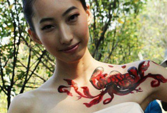 咸宁国际旅游小姐 进行人体彩绘表演