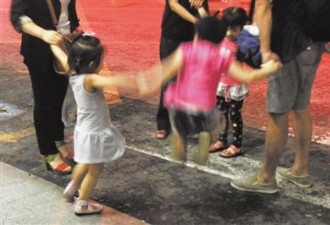 幼儿园老板猥亵12幼女 情妇拍下过程