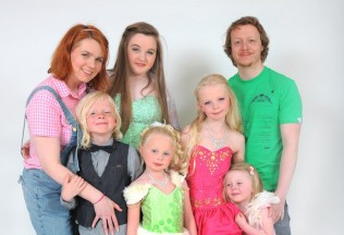 英国最美丽的家庭：六个孩子皆为选美明星