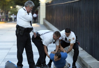 美国男子在枪击案后向白宫投掷爆竹被捕