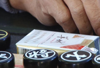 华裔大爷美国公园打牌抽烟遭人投诉