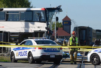 渥京火车撞巴士 警方再次模拟事故现场