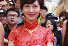 赵雅芝长沙宣传活动 红色旗袍展显古典美