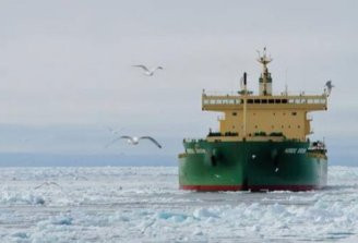 货轮横越西北航道 为北极商业航线开新页