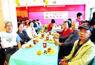 士嘉堡孟尝首办中秋联欢会 百位长者尽兴