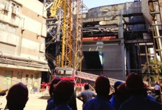武汉电厂50米高塔吊倒塌致4人死2人伤