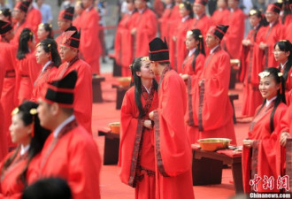 百对新人在西安古城墙下举行汉式婚礼
