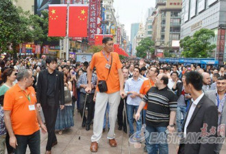 世界第一高人2.51米 访上海遭人围观
