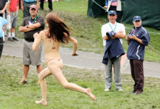 图：裸女突袭总统杯 现场警笛声大鸣