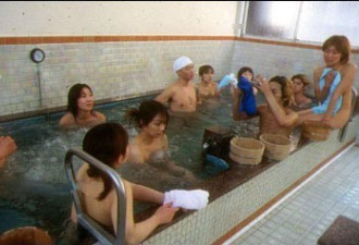 日本流行混浴 年轻女性成色狼盘中餐