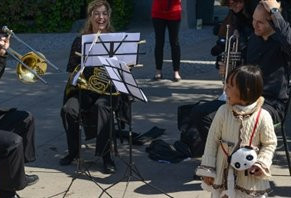 加拿大交响乐团访华演出 对熊猫弹琴