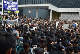 香港人又不听话 12万人游行包围政府