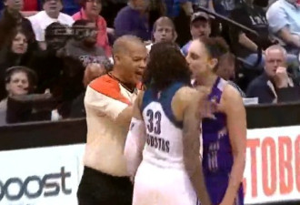 WNBA球员冲突之后激情一吻 裁判不顾