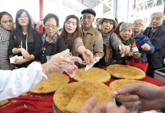 南京美食文化节开幕 韩式拌饭遭哄抢
