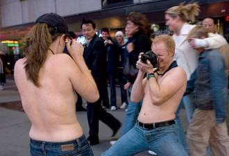 美摄影师街拍半裸女子 反思遮羞文化