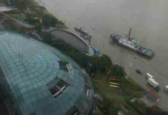 图：上海黄浦江水位新高 防汛墙垮塌