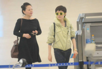 孙俪携母亲日本旅行 戴同款不同色墨镜