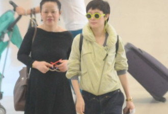 孙俪携母亲日本旅行 戴同款不同色墨镜