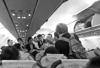4名中国女子与外籍夫妇在飞机上互殴