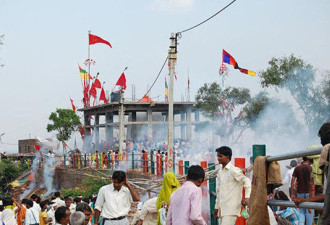印度寺庙踩踏致91人死亡逾100人受伤