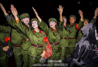纽约万圣节游行 中国留学生扮红卫兵