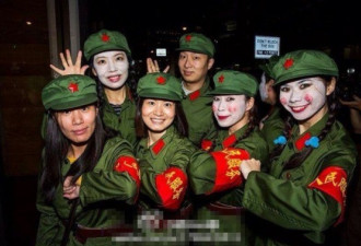 纽约万圣节游行 中国留学生扮红卫兵