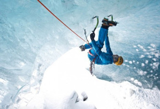 惊心动魄 实拍男子冰洞攀爬陡峭冰壁