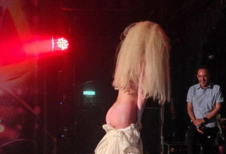 Lady Gaga伦敦全裸表演 豪放裸露3点