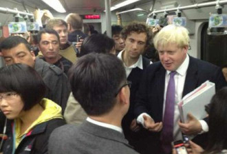 伦敦市长体验北京地铁 干净有序人多