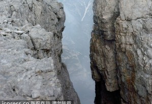 给跪！登山队员3000米峰顶跳跃崖缝