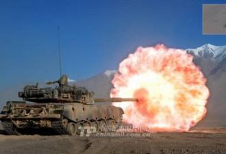 解放军坦克射5倍音速穿甲弹喷出火球