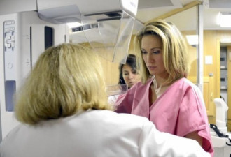 女记者公开示范乳房检查 竟真查出癌症