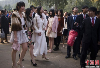 北京高三学生盛装在圆明园举行成人礼