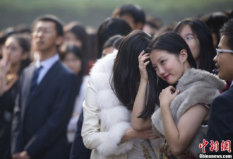 北京高三学生盛装在圆明园举行成人礼