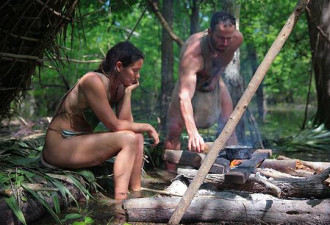 巴西真人秀 裸体男女在野外体验生存