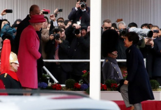 朴槿惠艳装见英国女王 同乘皇家马车