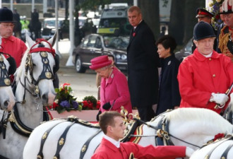 朴槿惠艳装见英国女王 同乘皇家马车