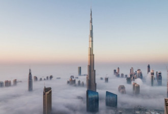 实拍：季节性浓雾笼罩迪拜 宛如仙境