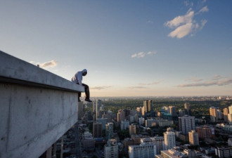加国男子惊险攀300米高楼 拍壮美景色