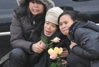 华裔灭门案遇难者举殡 见者无不落泪