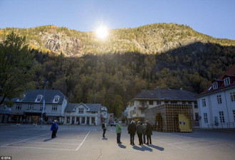 挪威安装巨型镜面 助黑暗小镇获取阳光