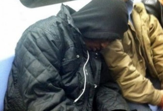 纽约地铁温馨照：黑人靠白人肩上睡觉