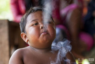 曾1天抽40根：印尼4岁男童终于戒烟了